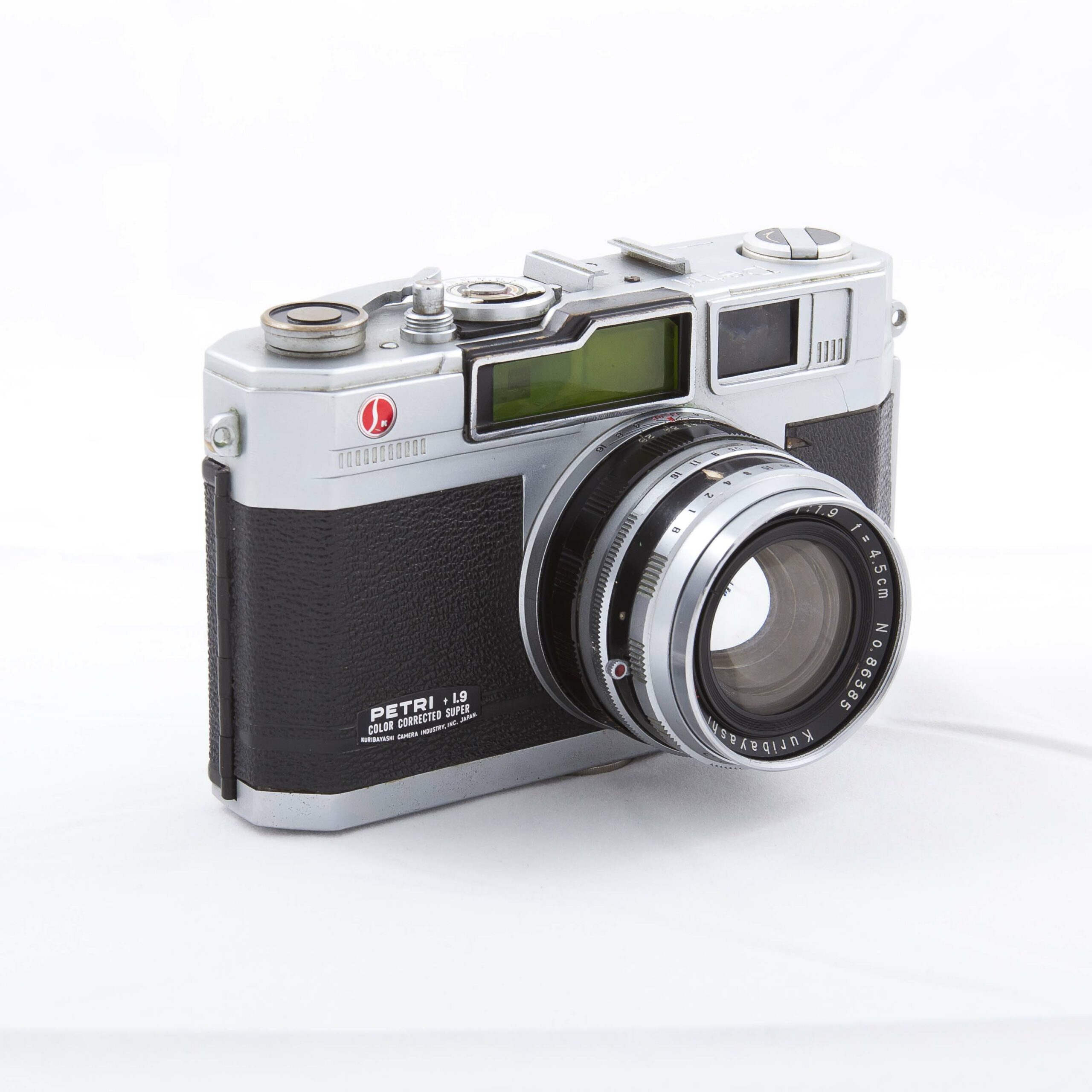 Leica. Las cámaras fotográficas Leica merecen un capítulo aparte; estas cámaras que rápidamente asumieron el estándar de película de 35 milímetros, se basaron en una elevada calidad óptica y en un mecanismo de composición y enfoque basado en un visor (rangefinder) que hacían innecesario el complicado mecanismo del espejo y pentaprisma. Los rangefinder hoy en día son ampliamente usados en cámaras point-and-shoot y en digitales de “estilo Leica”. Leica ha sido uno de los fabricantes más copiados de la historia y la empresa ha hecho una excelente transición al mundo digital, manteniendo sus altos estándares de óptica.