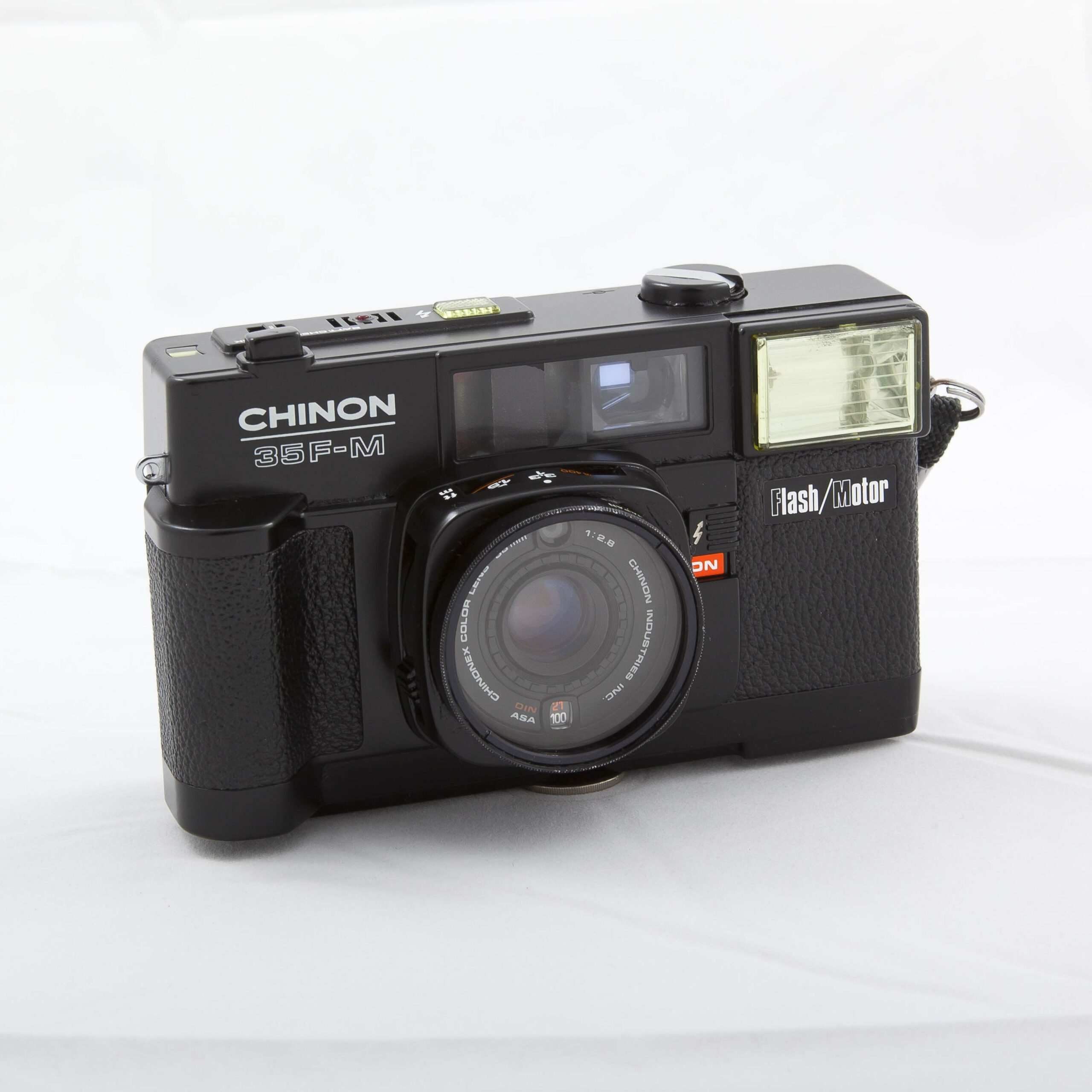 Instamatic. A comienzo de los 1960 Kodak introdujo la Instamatic, una cámara muy simple y barata, con un cuerpo de plástico, lente de foco fijo, rangefinder, acople para flashes y cartuchos de película del popular formato Kodak No. 126. La cámara se produjo por más de 20 años y revolucionó la fotografía snapshot. Otros fabricantes produjeron modelos que usaban la película 126 y aprovecharon la popularidad del formato. Su influencia ha permanecido y la podemos encontrar en el diseño de aplicaciones incluidas en los teléfonos móviles y reproductores de música que incorporan cámaras fotográficas.