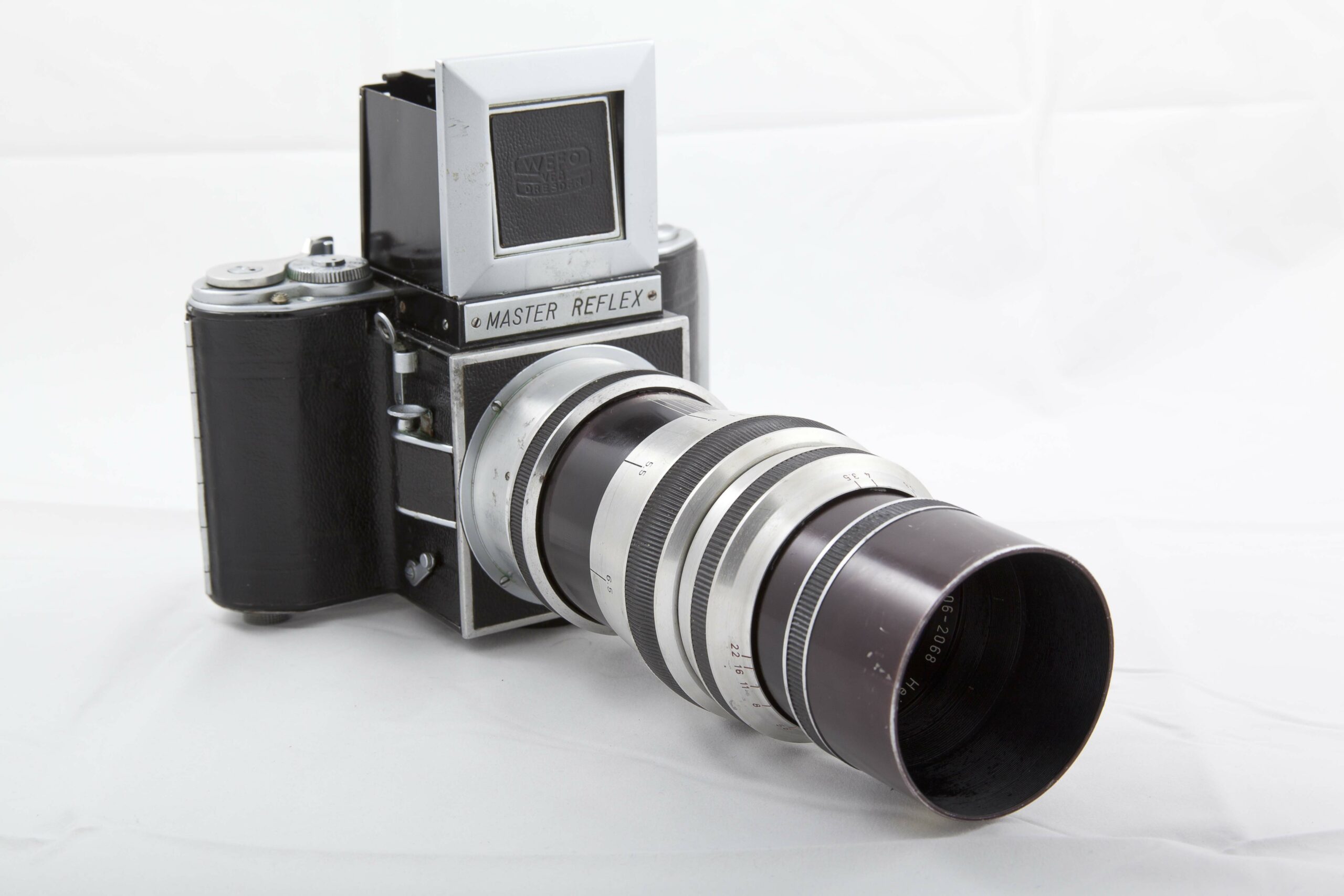 Polaroid. La creación de una cámara de revelado instantáneo o de procesamiento dentro de la cámara fue una realidad desde finales del siglo XIX con cámaras como la Nodark que incluía un compartimiento que funcionaba como un minúsculo laboratorio. Fueron muchos los fabricantes que concibieron mecanismos de revelado instantáneo, pero ninguno con la calidad e innovación constante de la Polaroid. Partiendo de películas en rollo que se procesaban dentro de la cámara, la Polaroid se concentró en mejorar las películas hasta desarrollar el sistema de cartucho, que expulsaba cada fotografía al momento de tomarla, permitiendo su procesamiento instantáneo fuera de la cámara.