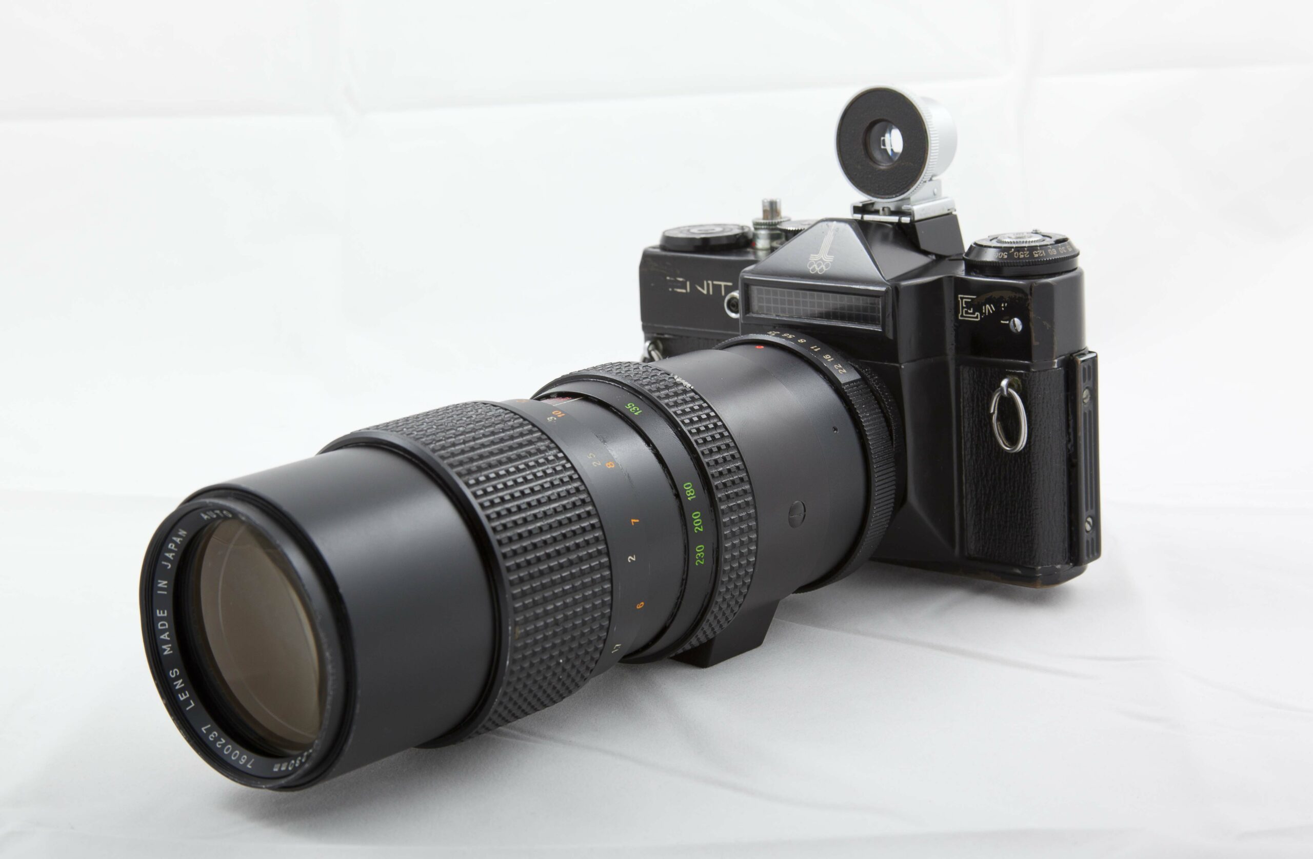 Leica. Las cámaras fotográficas Leica merecen un capítulo aparte; estas cámaras que rápidamente asumieron el estándar de película de 35 milímetros, se basaron en una elevada calidad óptica y en un mecanismo de composición y enfoque basado en un visor (rangefinder) que hacían innecesario el complicado mecanismo del espejo y pentaprisma. Los rangefinder hoy en día son ampliamente usados en cámaras point-and-shoot y en digitales de “estilo Leica”. Leica ha sido uno de los fabricantes más copiados de la historia y la empresa ha hecho una excelente transición al mundo digital, manteniendo sus altos estándares de óptica.