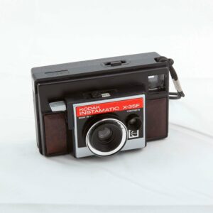Instamatic. A comienzo de los 1960 Kodak introdujo la Instamatic, una cámara muy simple y barata, con un cuerpo de plástico, lente de foco fijo, rangefinder, acople para flashes y cartuchos de película del popular formato Kodak No. 126. La cámara se produjo por más de 20 años y revolucionó la fotografía snapshot. Otros fabricantes produjeron modelos que usaban la película 126 y aprovecharon la popularidad del formato. Su influencia ha permanecido y la podemos encontrar en el diseño de aplicaciones incluidas en los teléfonos móviles y reproductores de música que incorporan cámaras fotográficas.