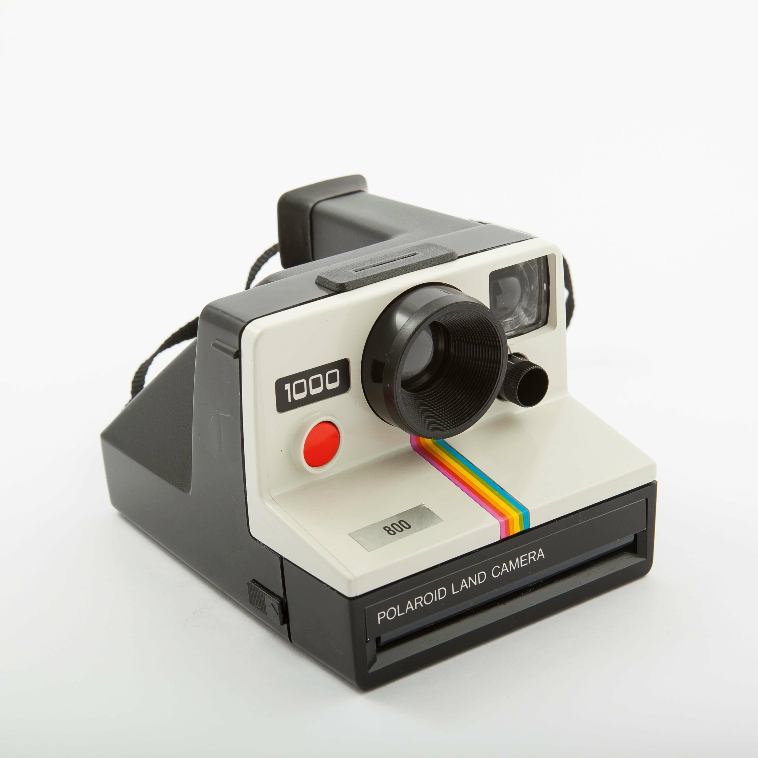 Polaroid. La creación de una cámara de revelado instantáneo o de procesamiento dentro de la cámara fue una realidad desde finales del siglo XIX con cámaras como la Nodark que incluía un compartimiento que funcionaba como un minúsculo laboratorio. Fueron muchos los fabricantes que concibieron mecanismos de revelado instantáneo, pero ninguno con la calidad e innovación constante de la Polaroid. Partiendo de películas en rollo que se procesaban dentro de la cámara, la Polaroid se concentró en mejorar las películas hasta desarrollar el sistema de cartucho, que expulsaba cada fotografía al momento de tomarla, permitiendo su procesamiento instantáneo fuera de la cámara.