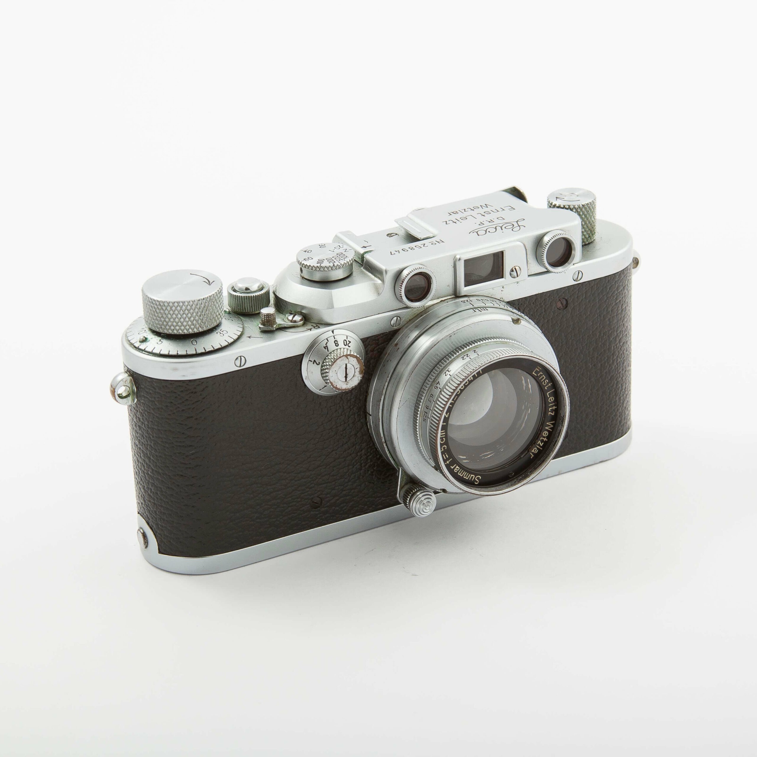 Leica. Las cámaras fotográficas Leica merecen un capítulo aparte; estas cámaras que rápidamente asumieron el estándar de película de 35 milímetros, se basaron en una elevada calidad óptica y en un mecanismo de composición y enfoque basado en un visor (rangefinder) que hacían innecesario el complicado mecanismo del espejo y pentaprisma. Los rangefinder hoy en día son ampliamente usados en cámaras point-and-shoot y en digitales de “estilo Leica”. Leica ha sido uno de los fabricantes más copiados de la historia y la empresa ha hecho una excelente transición al mundo digital, manteniendo sus altos estándares de óptica.